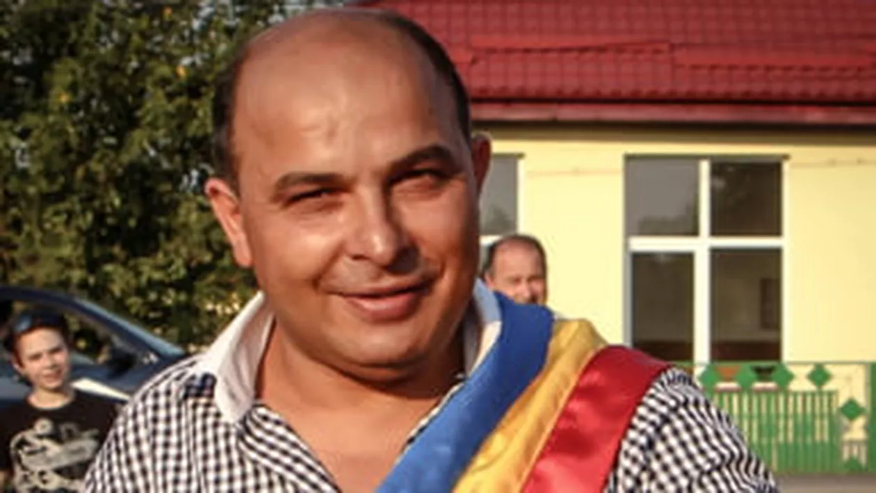 Primarul din Giurgiu își amenință angajații cu pistolul. ,,Eu m-am dus sa o împușc pe mama''