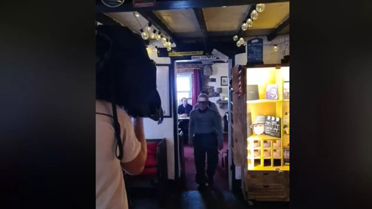 Un bărbat de 80 de ani dispărut după o drumeție a apărut la o conferință de presă despre dispariția sa (VIDEO)