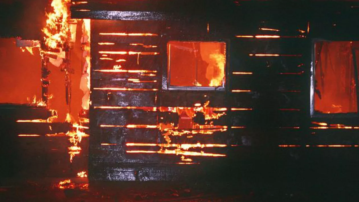 Incendiu puternic la o casă din Sectorul 5. O persoană a fost găsită decedată