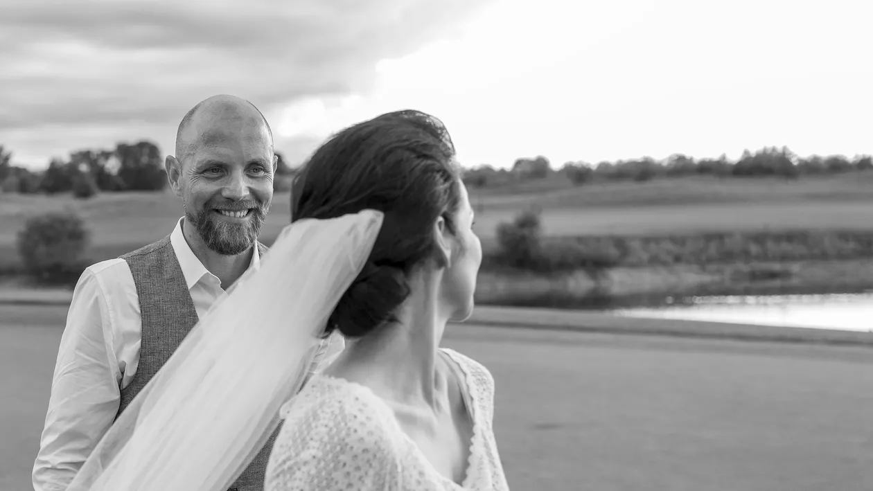 Tragedie în luna de miere: O femeie s-a aruncat de la balconul unui mall, după ce soţul său s-a sinucis la scurt timp după căsătorie