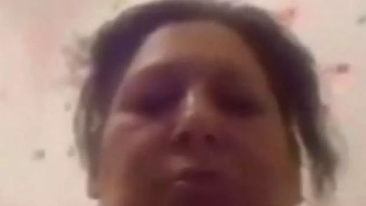 Fetiță de cinci ani, filmată în timp ce este bătută crunt de mama sa