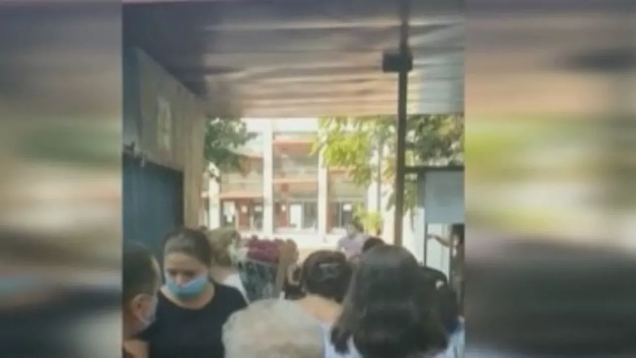 Haos într-o unitate de învățământ din Capitală, în prima zi de școală în pandemie: Elevii şi părinţii s-au îmbulzit să între în curtea şcolii (VIDEO)