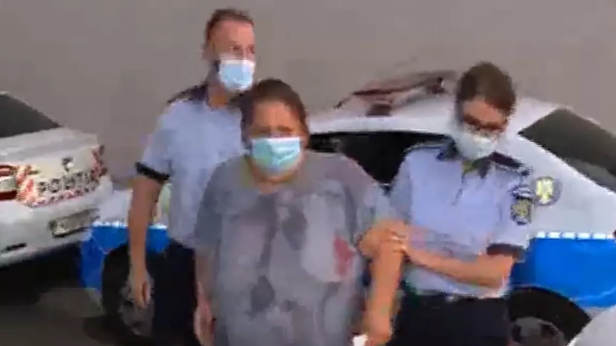 Femeia care și-a bătut cu bestialitate fetița de 5 ani, a fost reținută de poliţişti. Ar putea fi arestată pentru 30 de zile (VIDEO)