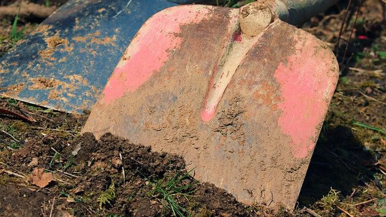 Pentru că n-au purtat mască, în Indonezia, 8 bărbați au fost obligați să sape gropile victimelor COVID-19