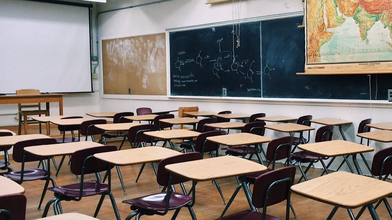 Elevii italieni au început școala în genunchi
