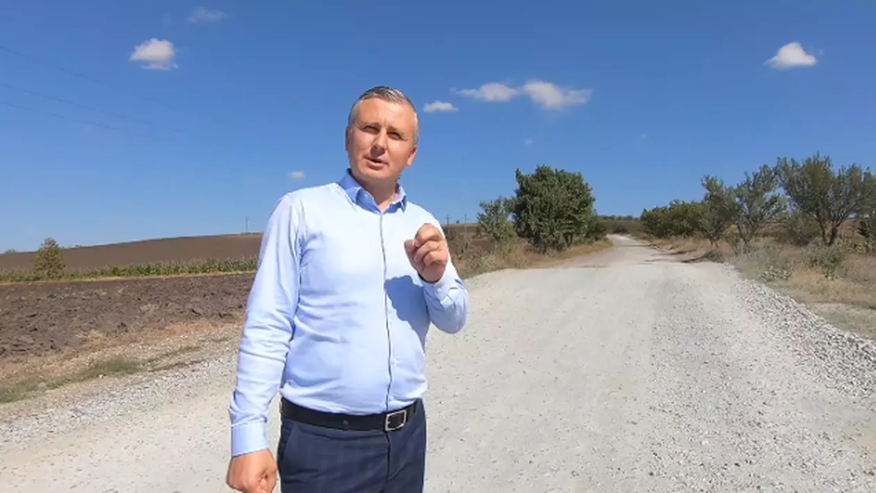 Marius Arcãleanu, candidatul PNL la CJ Vaslui, îi bate obrazul PSD-istului Dumitru Buzatu: Rușine! Ați refuzat asfaltarea unui drum pentru că primarul nu era din particul dvs (VIDEO)
