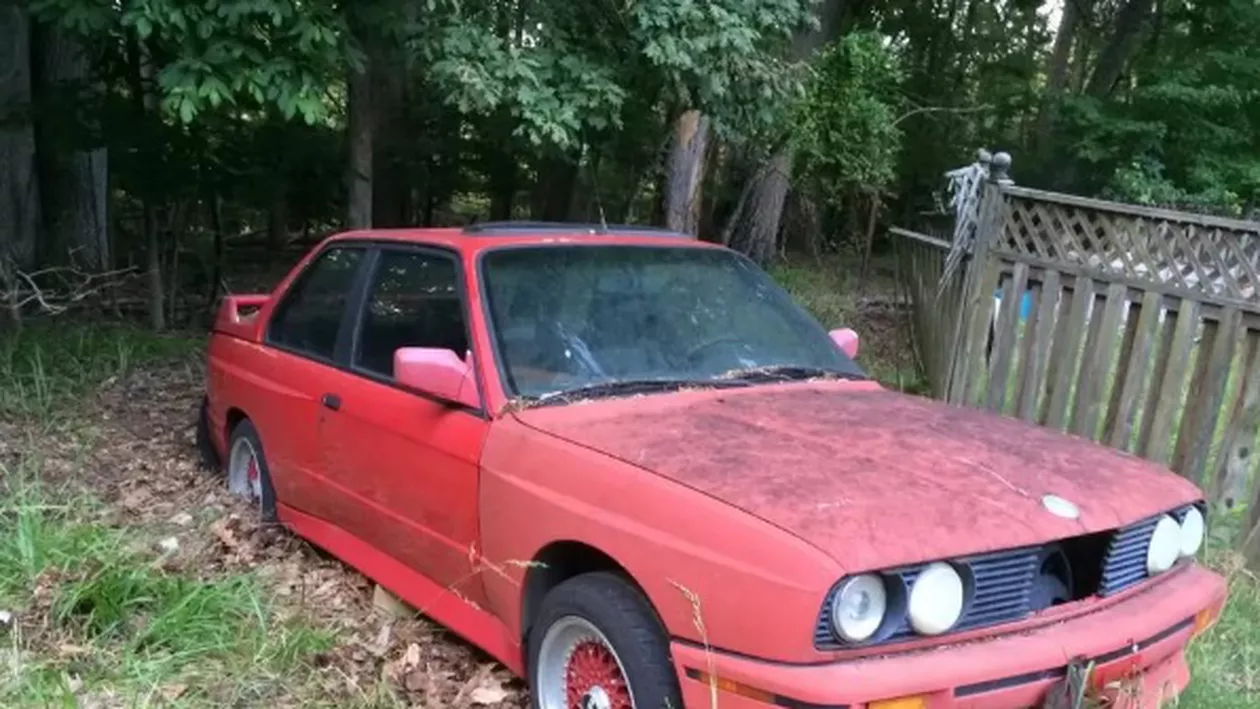 A găsit un BMW părăsit în pădure de mult. S-a uitat în portbagaj şi...uimitor! A ţipat de fericire