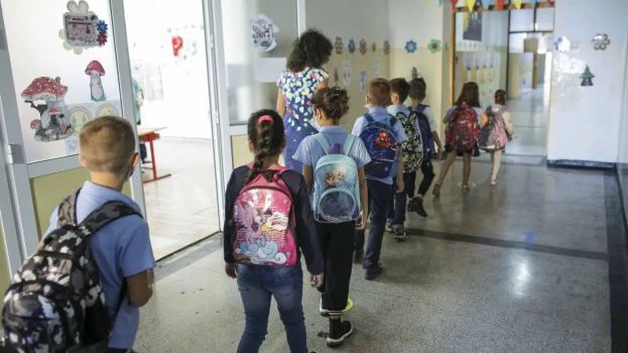 STUDIU: Evoluția infecției cu COVID-19 după reluarea cursurilor / „Deschiderea școlii poate fi mai puțin riscantă decât se aștepta”