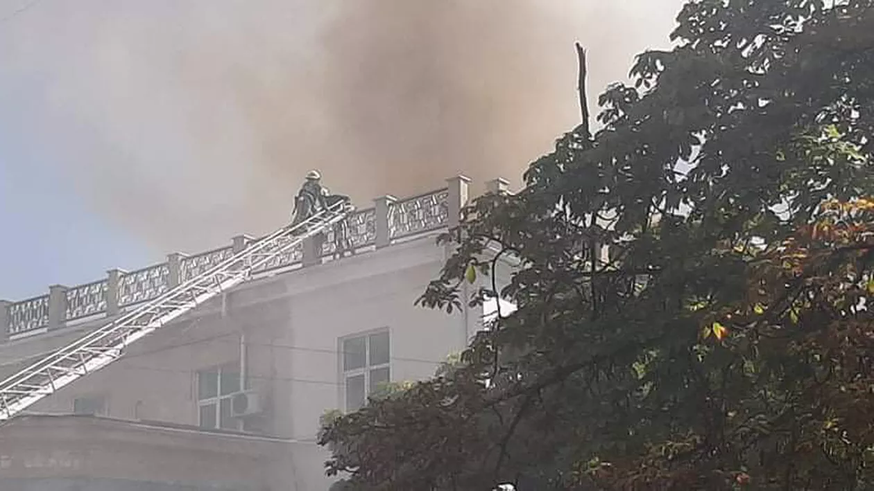 Incendiu puternic la Filarmonica Națională din Chișinău: Zeci de pompieri se luptă cu flăcările (VIDEO)