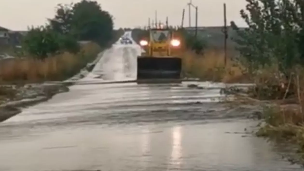 Inundații în județul Constanța după ploile torențiale din ultimele ore. Circulația rutieră a fost oprită pe Drumul Județean 224 (VIDEO)