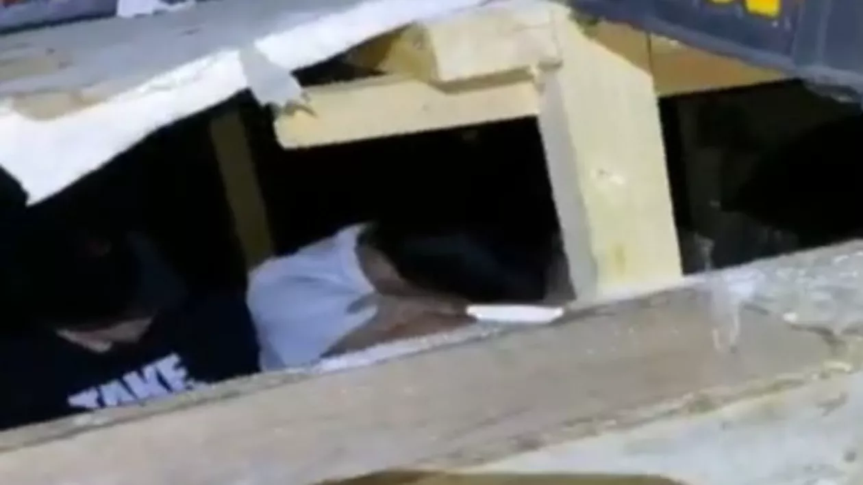 Şapte cetăţeni vietnamezi, descoperiți într-un microbuz plin cu fructe, în timp ce încercau să tranziteze ilegal România (VIDEO)