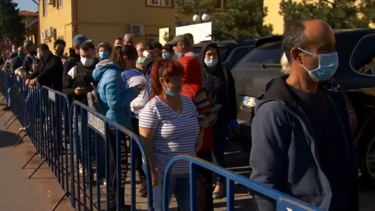 Coada în fața secțiilor de votare la alegerile locale din 2020. În Tunari oamenii au venit de la ora 6.30 (GALERIE FOTO)