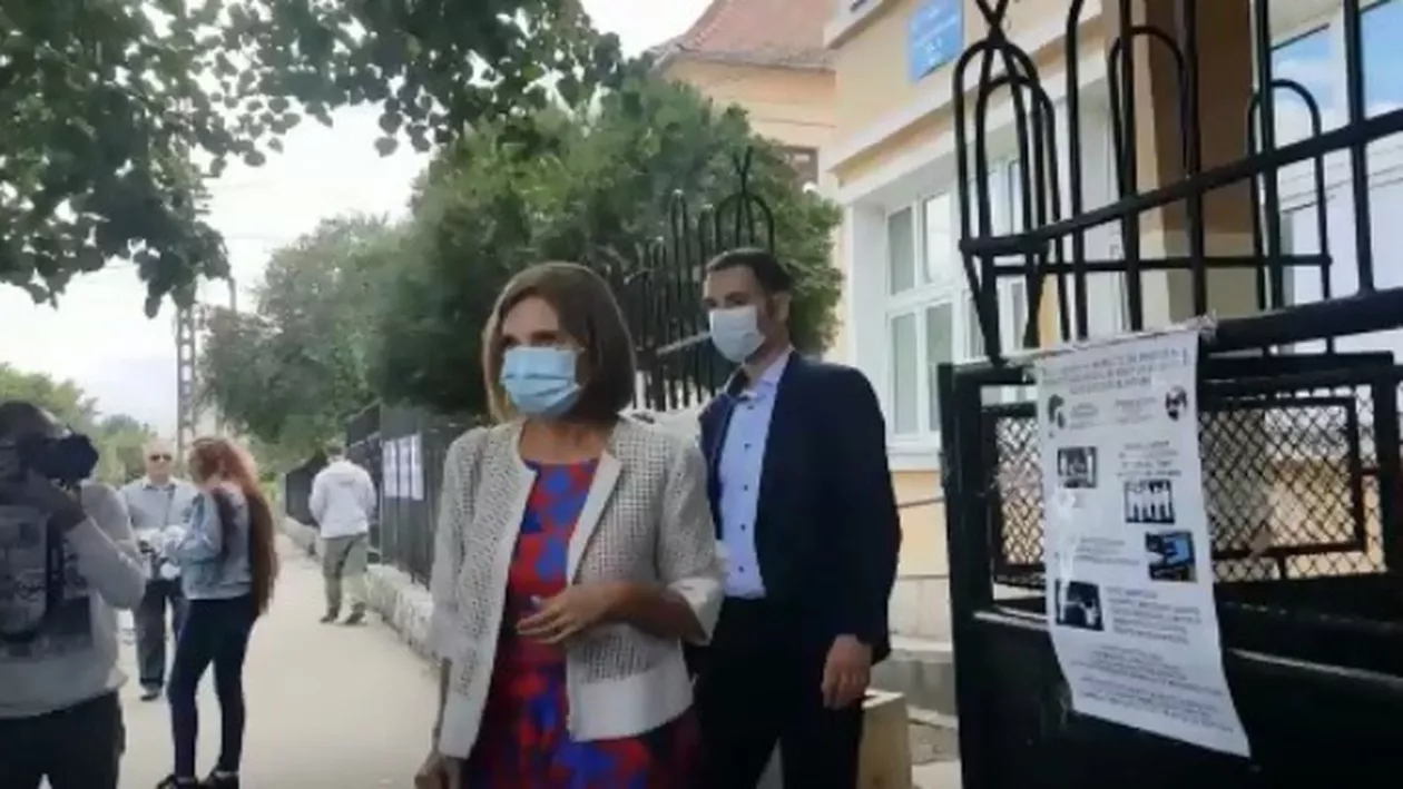 Carmen Iohannis a votat la Sibiu: Prima doamnă a mers singură la secția de votare