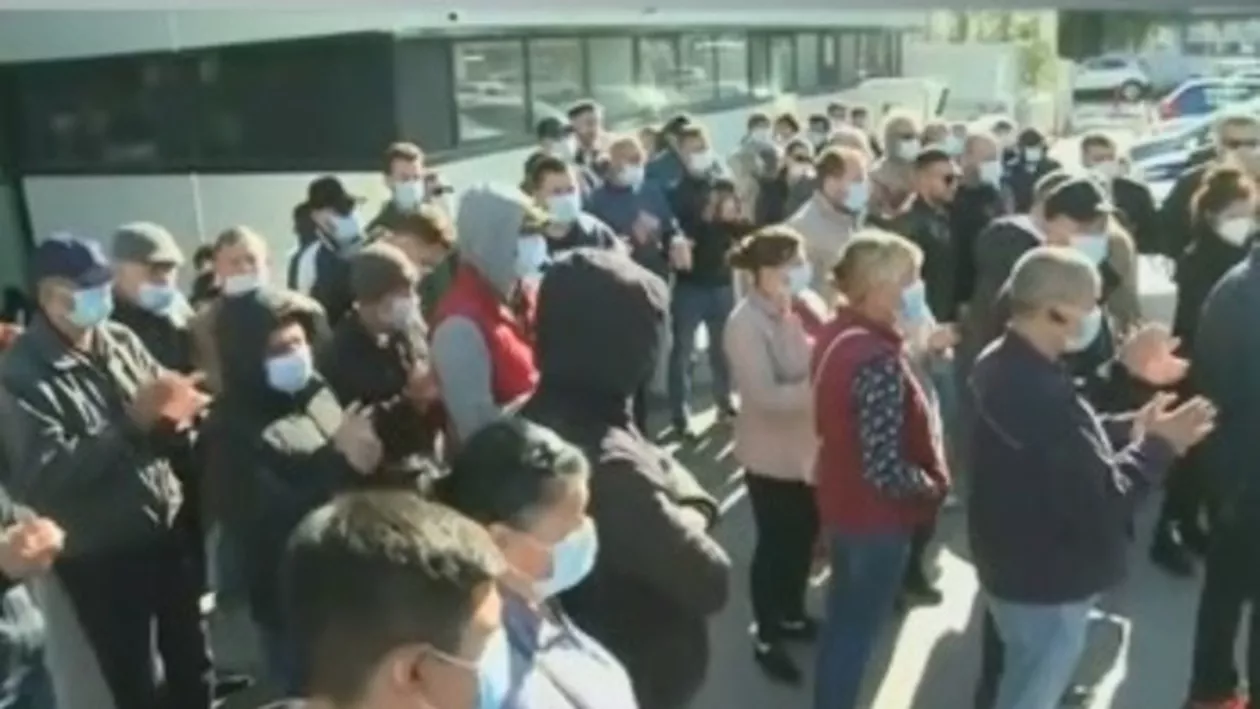 Protest în fața Biroului Electoral de la Sectorul 1: Dan Tudorache și susținătorii săi cer renumărarea voturilor (VIDEO)