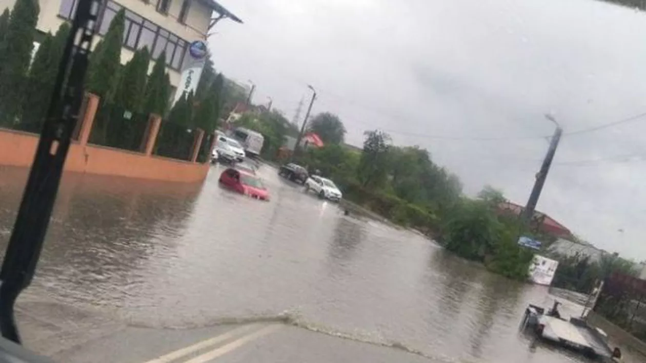 O ploaie puternică a făcut ravagii în Botoşani. Maşini blocate în apă