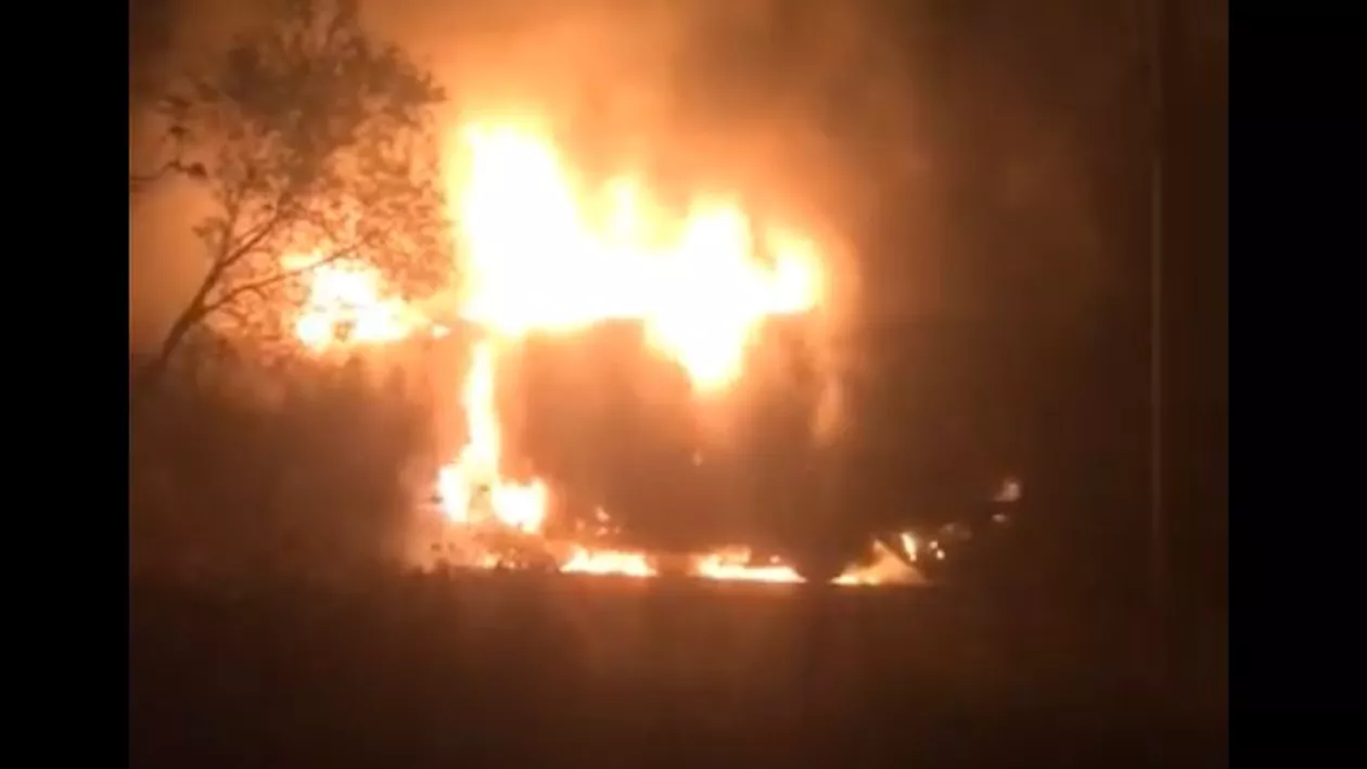 Locomotiva unui tren marfar, în flăcări, în apropiere de Petroșani (VIDEO)
