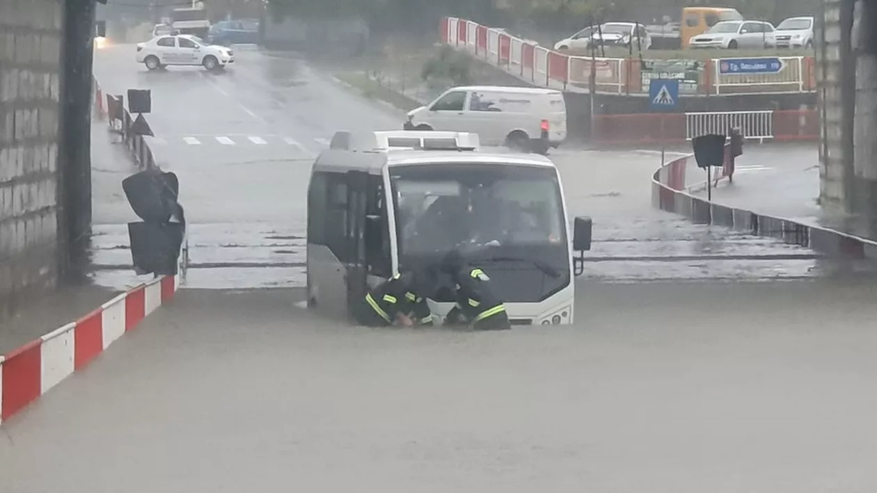 Mai multe zone din Focșani au fost inundate, în urma ploii torențiale de astăzi