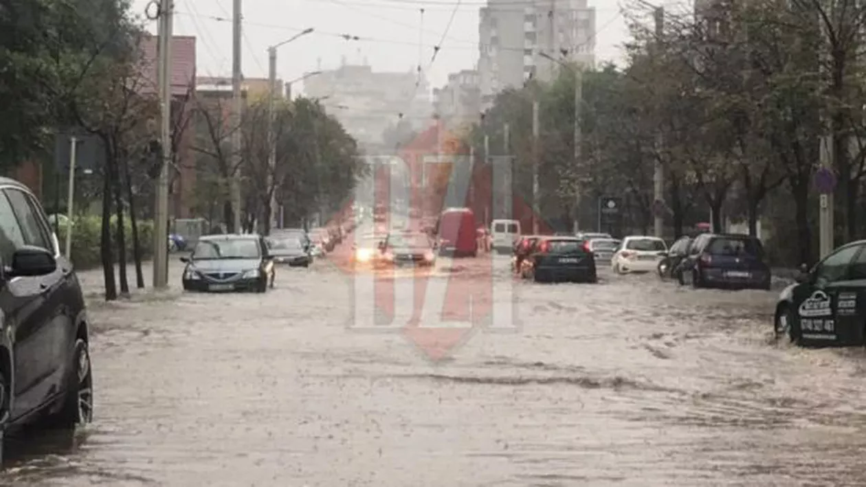 Inundațiile au făcut prăpăd la Iași: Apa a atins jumătate de metru pe artelele principale (VIDEO)