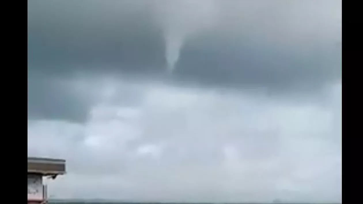 O trombă marină cu aspect de tornadă, vizibilă pe țărmul din Eforie Sud (VIDEO)