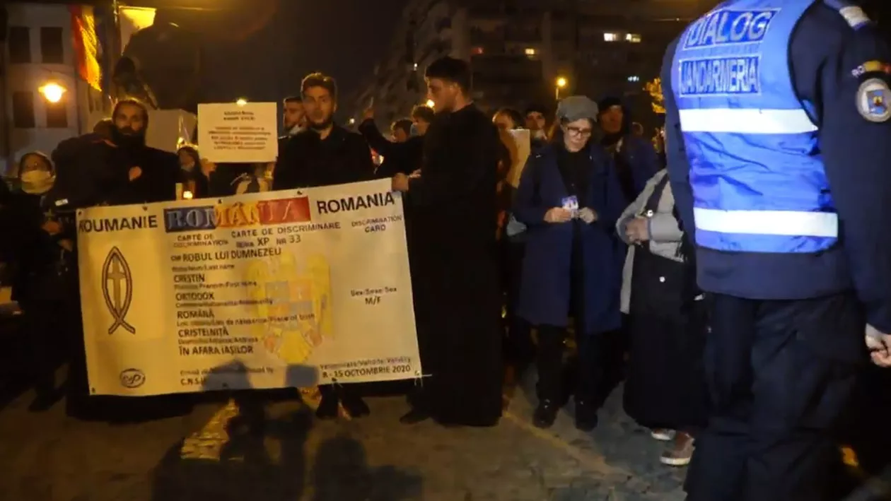 Protest în fața Mitropoliei Moldovei şi Bucovinei: Peste 100 de oameni au ieșit în stradă, nemulțumiți de anularea pelerinajului de Sfânta Parascheva (VIDEO)