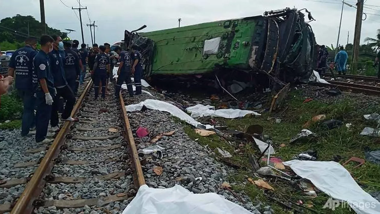 Thailanda: Accident rutier cumplit între un tren şi un autobuz. Zeci de pasageri, în stare gravă și aproape 20 de morți