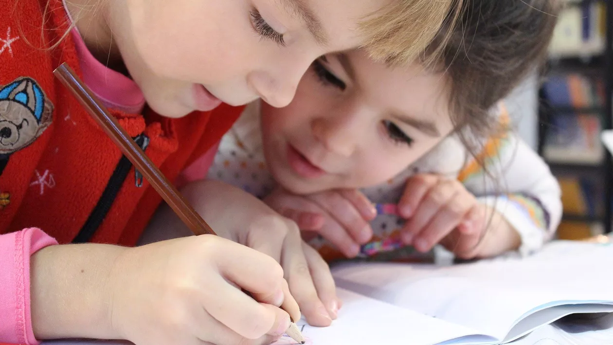 O educatoare a lovit un copil care a refuzat să taie fructe pe farfurie. Inspectorul școlar: ''Educatoarea are contractul de muncă încetat din această dimineață'' (VIDEO)