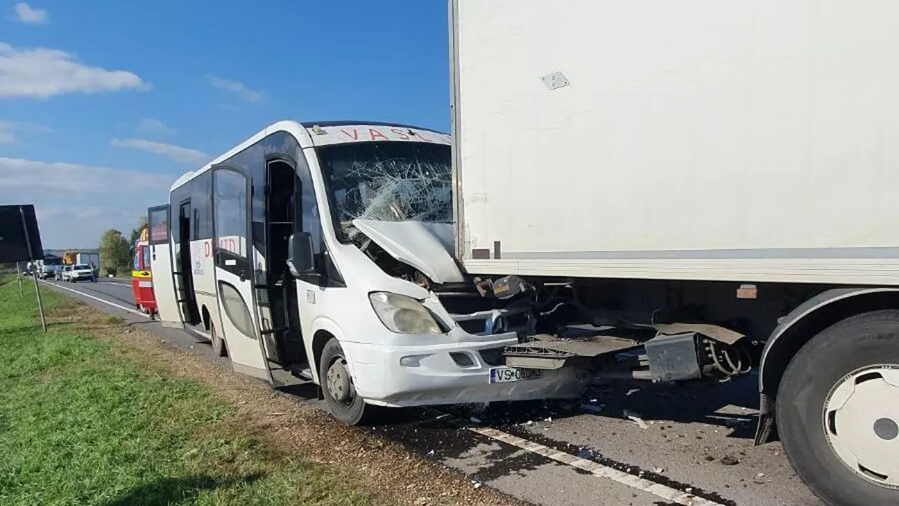 Un microbuz de persoane și un TIR, implicate într-un accident rutier în județul Vaslui