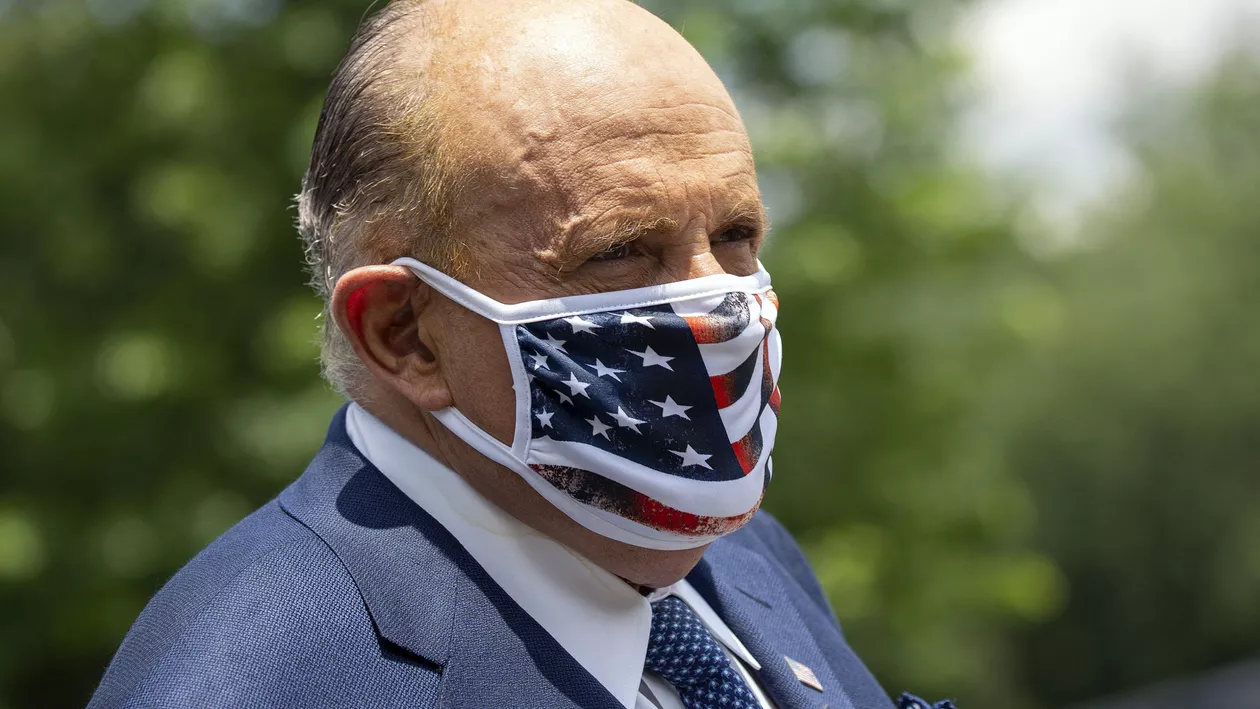 Rudy Giuliani neagă că ar fi făcut ceva greșit în noul film „Borat”. Avocatul lui Donald Trump spune că se încearcă discreditarea acuzațiilor de corupție aduse lui Hunter Biden (VIDEO)