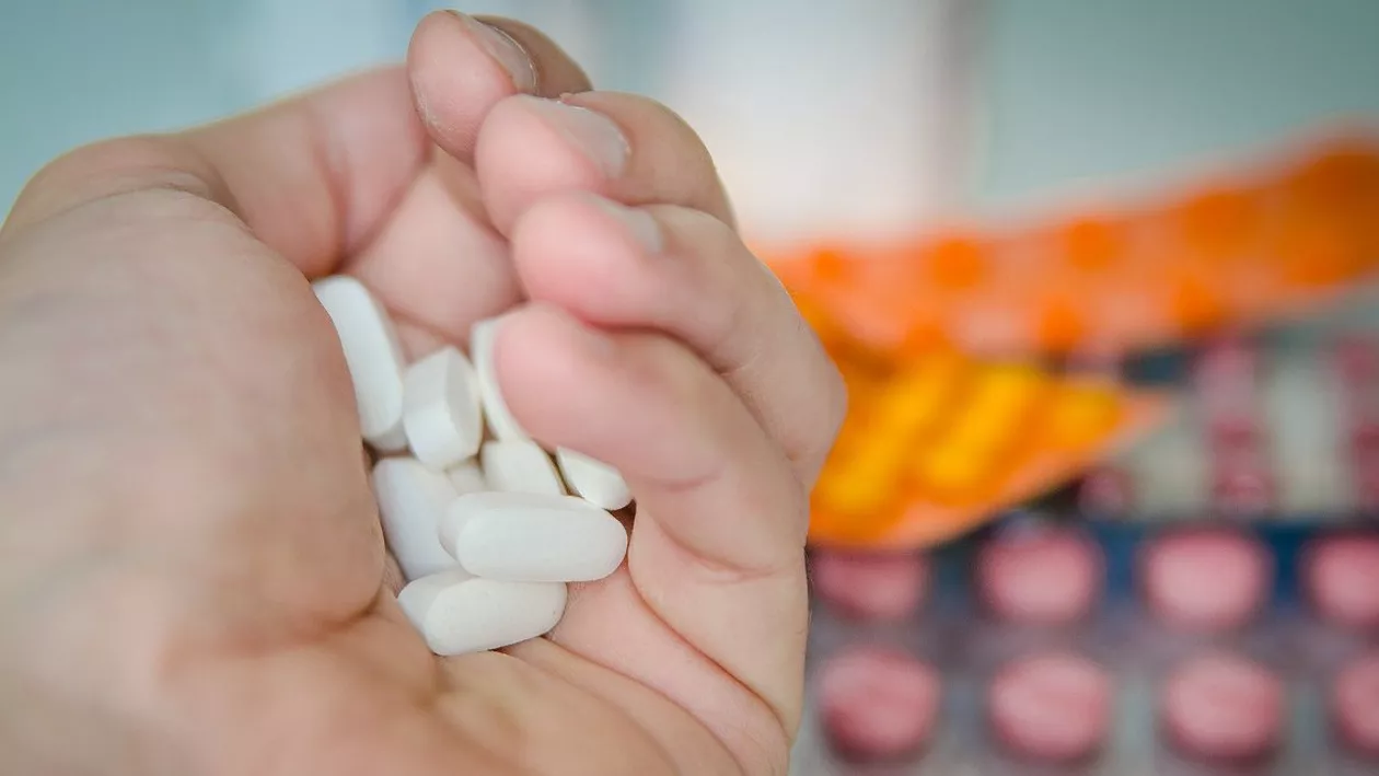 Percheziții la o farmacie din Capitală: Mai multe persoane ar fi cumpărat ilegal medicamente care conțin droguri de risc sau mare risc