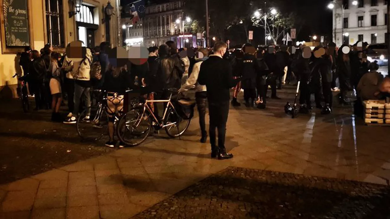 Petrecere de fetișuri cu 600 de invitați la Berlin, dizolvată de polițiști. Evenimentul a stârnit controverse pe internet: „Măștile sunt purtate cu siguranță la petreceri fetiș”