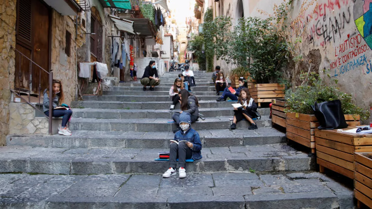 Străzile din Napoli, transformate în săli de clasă, după închiderea școlilor din regiune