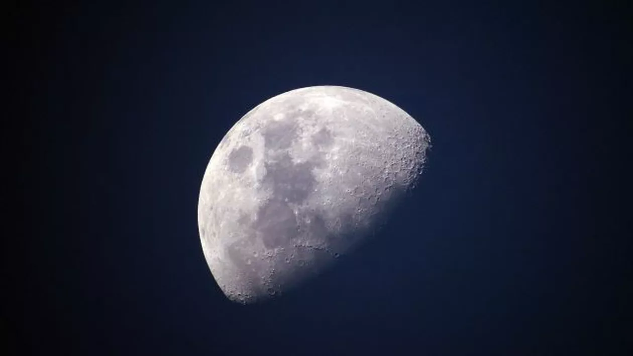 NASA a descoperit, pentru prima dată, apă pe suprafața însorită a Lunii (VIDEO)