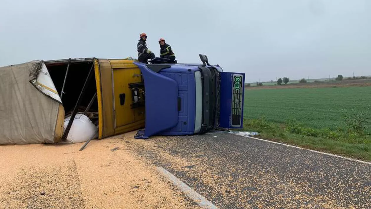 Trafic blocat pe DN 2B în județul Brăila. Un TIR cu porumb s-a răsturnat pe carosabil (FOTO)