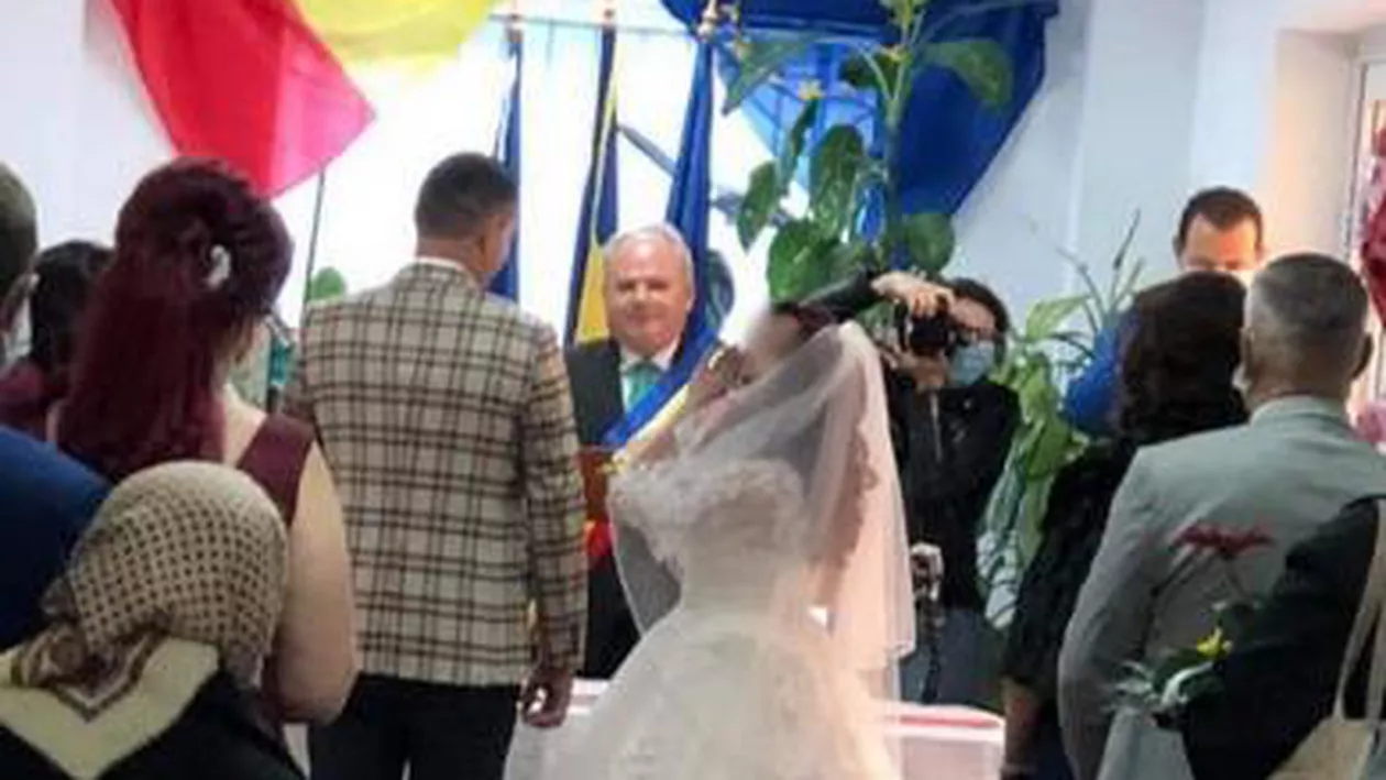 Un primar din Bihor care oficia căsătorii fără să poarte masca de protecţie a fost confirmat cu COVID-19. ''Eu n-am purtat, că îmi era mai uşor să vorbesc fără ea''