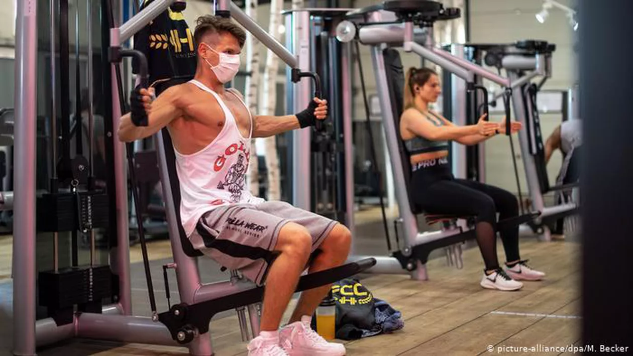 Ce se întâmplă cu sălile de fitness în contextul COVID-19. Cel mai recent studiu arată cât de ridicat este riscul de infectare