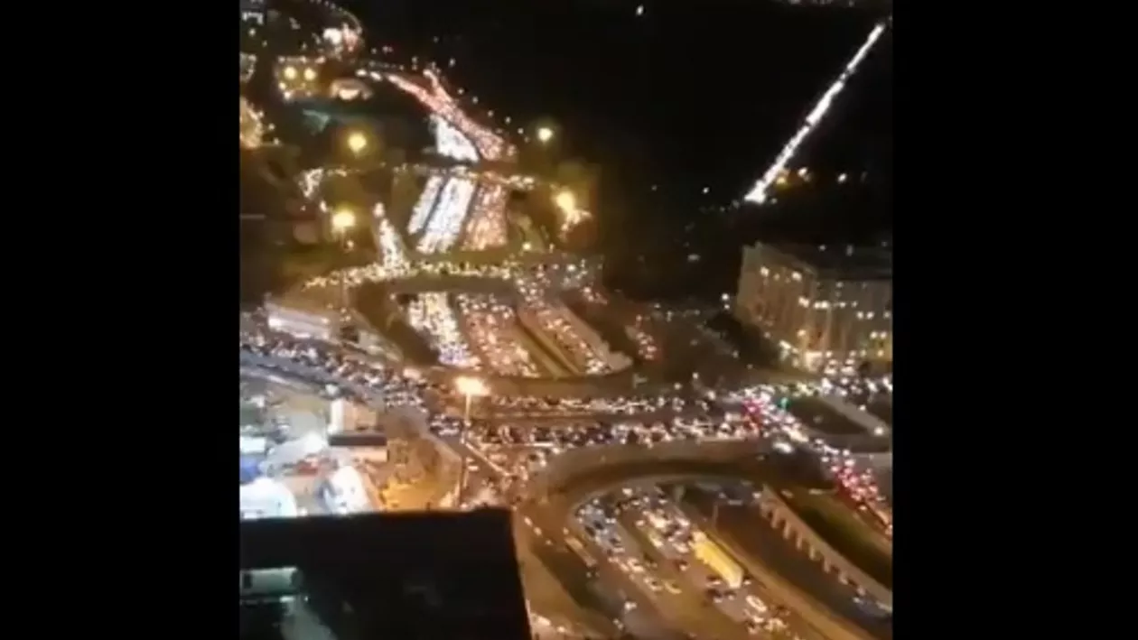 Exod al parizienilor cu câteva ore înainte de intrarea în vigoare a carantinei totale: Cozi imense la ieșirile din oraș. Gările și autogările au fost pline (VIDEO)