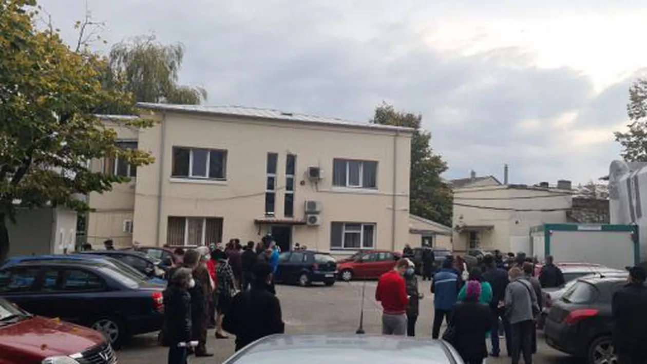 Cozi interminabile pentru testul COVID-19 în Ploiești