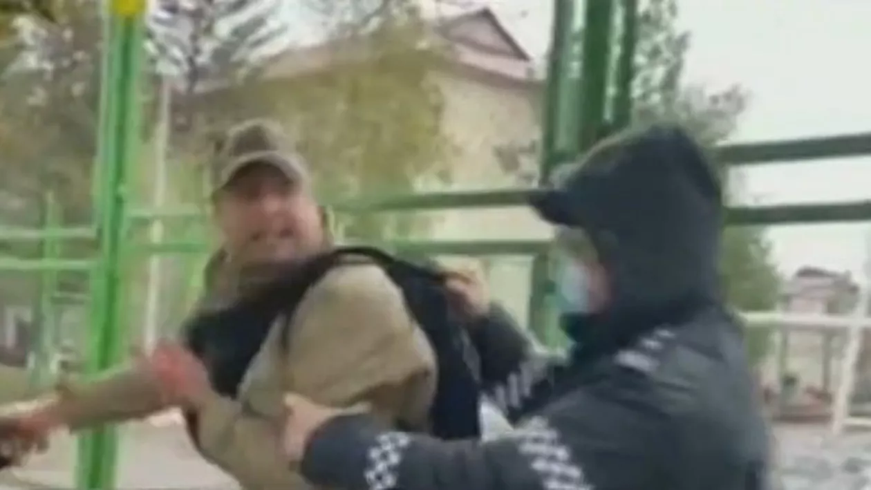 Alegeri prezidențiale cu scandal în Republica Moldova. Un grup de bărbați a încercat să blocheze accesul în secția de votare a alegătorilor (VIDEO)