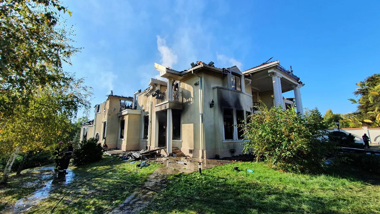 Fosta vilă a lui Irinel Columbeanu, în flăcări de sâmbătă (FOTO și VIDEO)