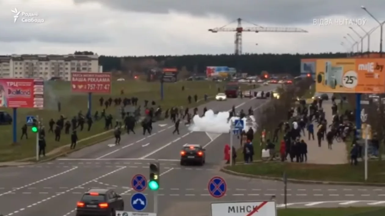 Belarus: Focuri de avertisment și grenade asurzitoare, lansate pentru dispersarea participanților la un marș către locul unde zeci de mii de oameni au fost executați în timpul regimului lui Stalin (VIDEO)
