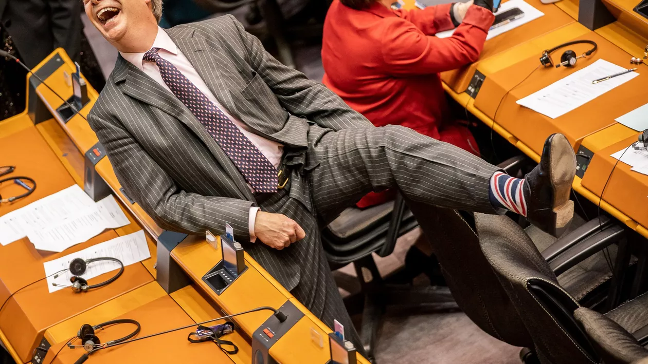 Partidul Brexit devine unul anti-lockdown. Nigel Farage crede că măsurile anti-coronavirus ar trebui să se concentreze pe grupurile vulnerabile: „Restul populației ar trebui își vadă mai departe de viață”