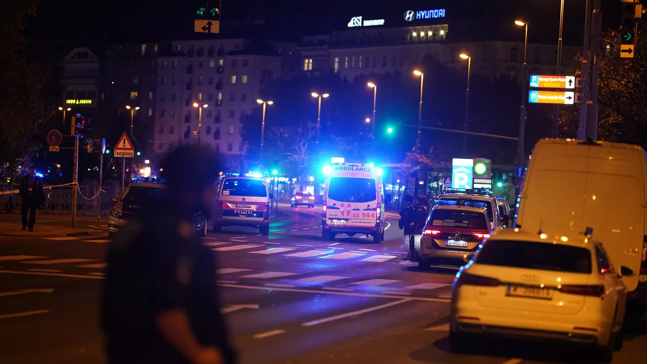 Atacatorul ucis în atentatele de la Viena s-ar fi născut și ar fi crescut în capitala Austriei. În vârstă de 20 de ani, bărbatul era cunoscut de contraspionajul austriac, susține un jurnalist