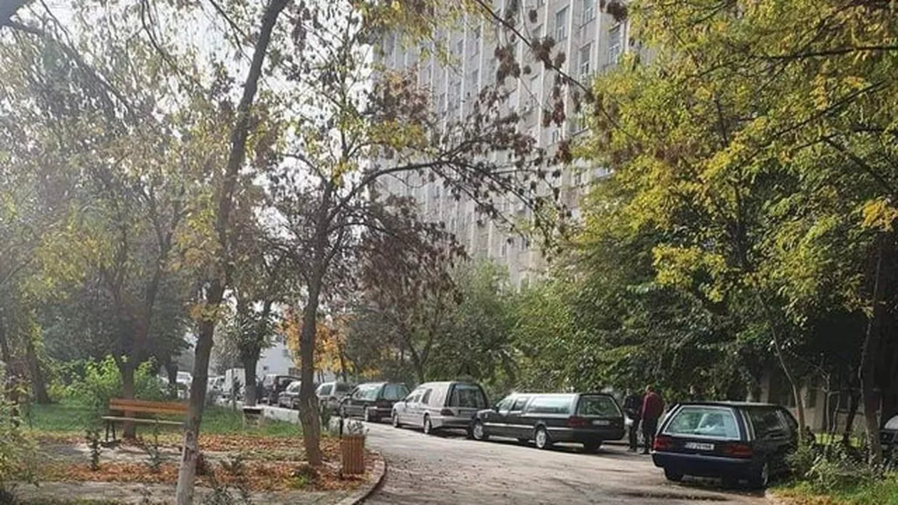 Fotografiile care arată realitatea terifiantă. Coadă de mașini funerare în Craiova, după ce numărul de decese provocate de COVID a crescut