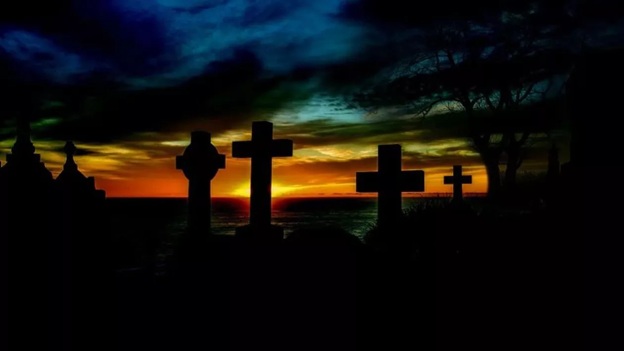 Trei morți din Cimitirul Huși, amenințați cu judecata pentru că sunt rău-platnici