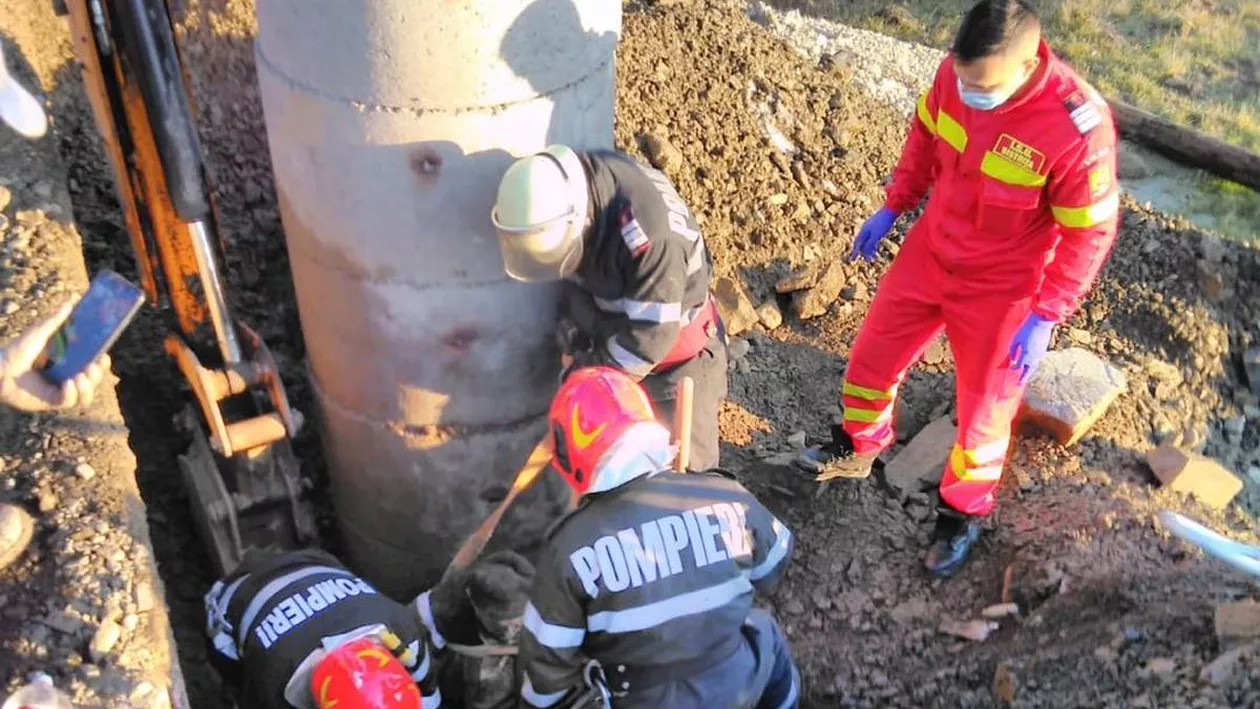 Un bărbat a fost îngropat până la nivelul capului, în urma surpării unui mal de pământ. După ce l-au salvat, pompierii au avut parte de o adevărată surpriză
