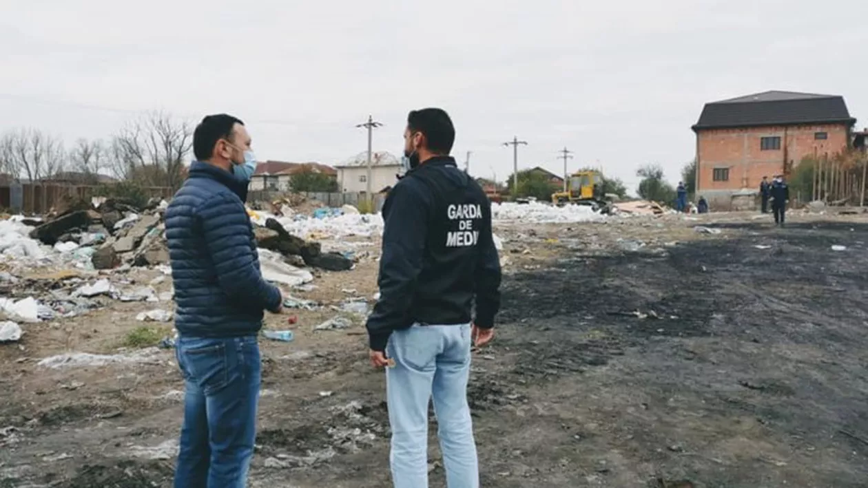 Garda de Mediu efectuează percheziții în Dâmbovița, unde localnicii colectează fier vechi și ard ilegal deșeuri
