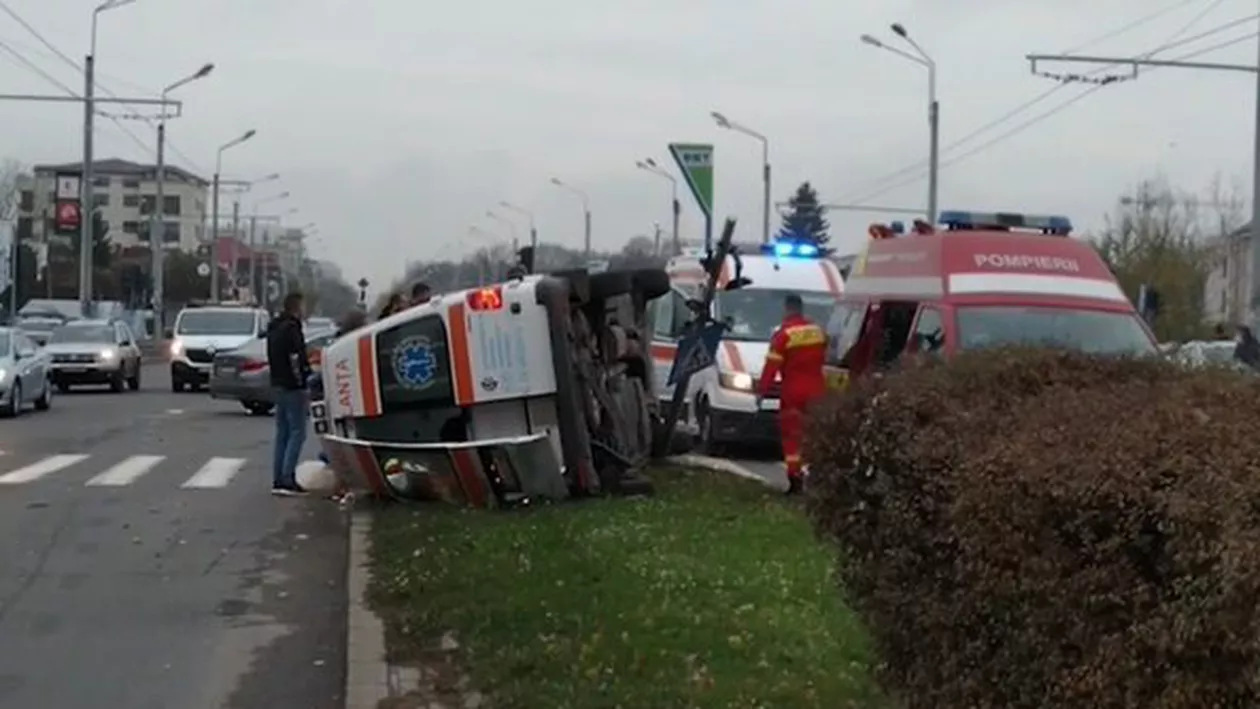 Accident rutier în București: O ambulanță s-a răsturnat după ce a fost lovită de un autorism într-o intersecție