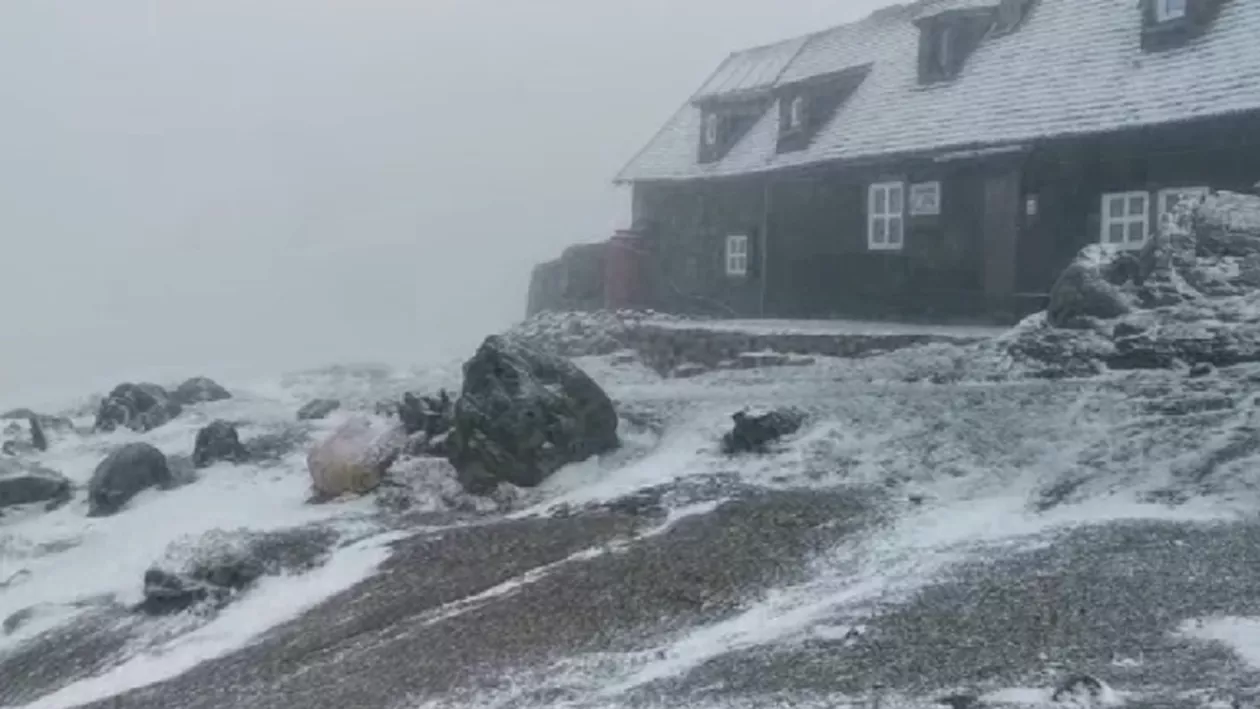 Avertizare meteo: Vremea se răcește accentuat în toată țara. Încep ninsorile la munte, precipitații mixte cad în zonele joase de relief, iar vântul se intensifică