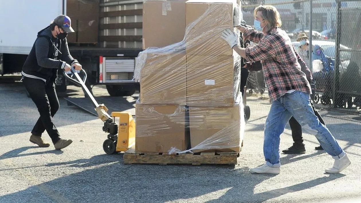 Brad Pitt a împărţit cutii cu alimente familiilor nevoiaşe din Los Angeles. ”E un bun samaritean”