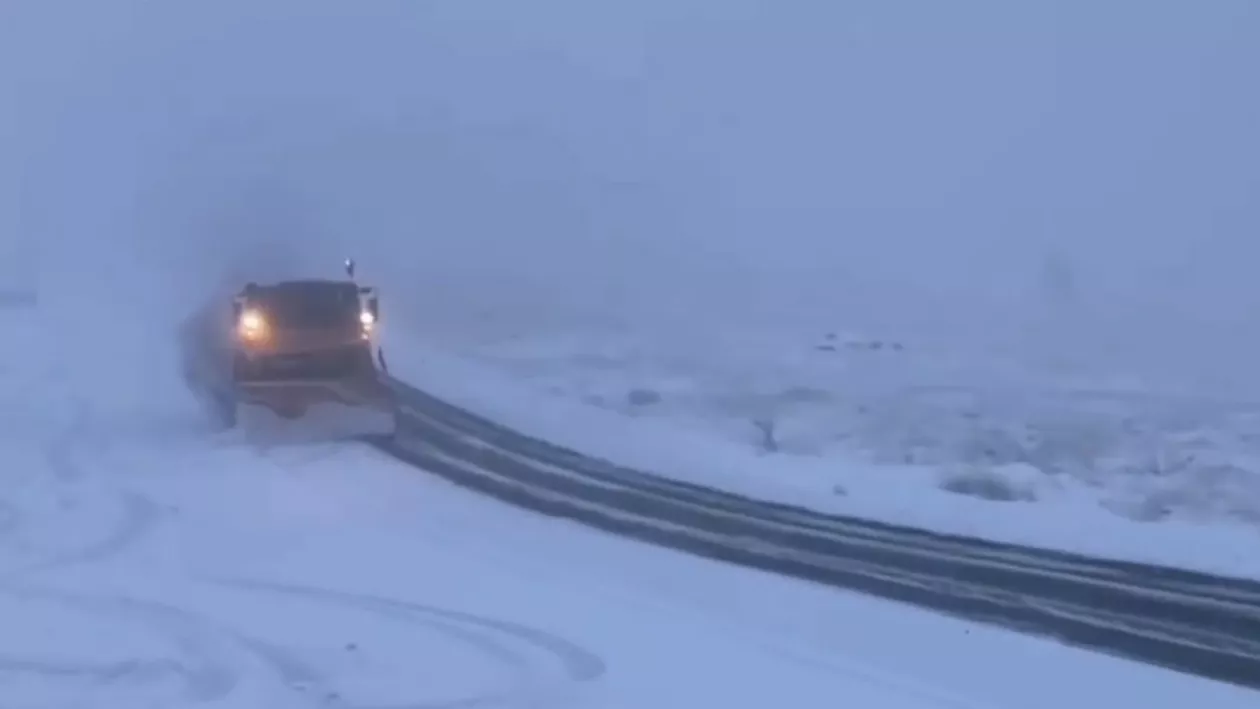 Strat de zăpadă de 8 centimetri în zona montană Rânca: Drumarii intervin cu utilaje și material antiderapant. Șoferii, sfătuiți să îți echipeze mașinile cu anvelope de iarnă și lanțuri (VIDEO)